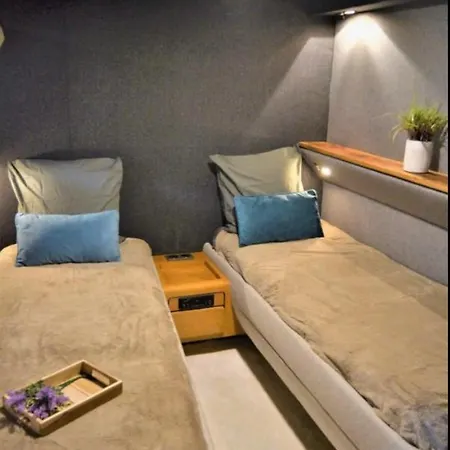 Yacht Aquamarina La Rochelle Botel *