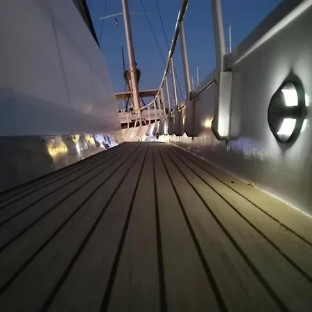 Yacht Aquamarina La Rochelle Botel *